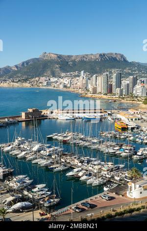 La belle ville de Calpe et son port avec la colline Sierra de Oltá, en arrière-plan, Alicante, Espagne Banque D'Images