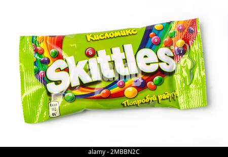 Chisinau, Moldavie, 21 avril 2018: Paquet de fruits Skittles sur un fond blanc Uni, avec chemin de coupure. La marque Skittles sucreries est la propriété et le pr Banque D'Images