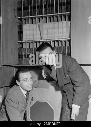 Portrait d'Ahmet M. Ertegun et de Nesuhi Ertegun, ambassade de Turquie (salle d'enregistrement), Washington, D.C., 1930. Banque D'Images