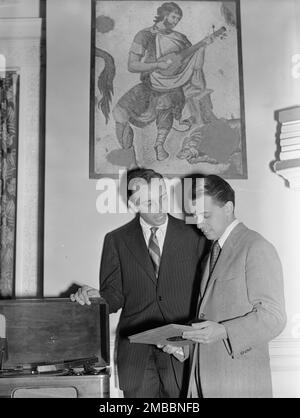 Portrait d'Ahmet M. Ertegun et de Nesuhi Ertegun, ambassade de Turquie, Washington, D.C., ca. 1940. Banque D'Images