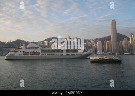 Le premier paquebot de croisière international Silversea Cruises Silver Spirit of Silver Sea arrive à Hong Kong après la levée par le gouvernement des mesures anti-pandémiques de contrôle entrant. C'est le premier bateau de croisière qui visite la ville en 3 ans depuis le début de la pandémie du coronavirus. 18JAN23 SCMP / Sam Tsang Banque D'Images