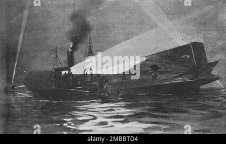 'Le Zeppelin "L-15" abattu dans l'estuaire de la Tamise; l'équipement du L-15 se rend au chalutier-patrouille "Olivine" dans la nuit du 31 mars au 1eravril, vers 3 heures 1/2 du matin", 1916. De "Collection de la guerre IV L'Illustration Tomé CXLVII. La guerre janvier, Fevrier, Mars, avril, Mai, Juin 1916". Banque D'Images