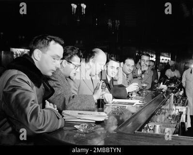 Portrait d'Eddie Sauter, George Handy, Edwin A. Finckel, Ralph Burns, Johnny Richards, Et Neal Hefti, Museum of Modern Art, New York, New York, Californie. Mars 1947. Banque D'Images