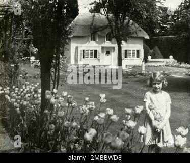 'Y Bwthyn Bach', 1936, (1947). La future reine Elizabeth II au 'Little Cottage', une maison wendy qui lui a été présentée à son sixième anniversaire par les gens du pays de Galles. Il a été érigé dans les jardins du Royal Lodge à Windsor. De "la princesse Elizabeth: L'histoire illustrée de vingt et un ans dans la vie de l'héritier présomptif", par Dermot Morrah. [Odhams Press Limited, Londres, 1947] Banque D'Images