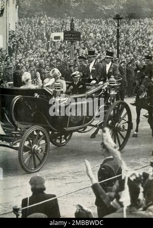 « Victory Drive - 8th juin 1946 », 1947. La future reine Elizabeth II, avec sa mère la reine Elizabeth et son père le roi George VI, agitant les foules pendant les célébrations de la victoire de Londres après la défaite de l'Allemagne nazie et du Japon pendant la Seconde Guerre mondiale De "la princesse Elizabeth: L'histoire illustrée de vingt et un ans dans la vie de l'héritier présomptif", par Dermot Morrah. [Odhams Press Limited, Londres, 1947] Banque D'Images