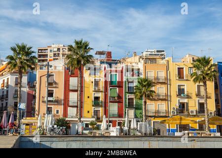 Maisons surpeuplées multicolores de Villajoyosa, ville côtière de la Costa Blanca. Alicante, Espagne Banque D'Images