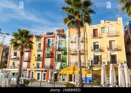 Maisons surpeuplées multicolores de Villajoyosa, ville côtière de la Costa Blanca. Alicante, Espagne Banque D'Images