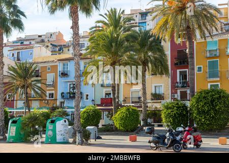 Maisons surpeuplées multicolores de Villajoyosa, ville côtière de la Costa Blanca. Alicante, Espagne Banque D'Images