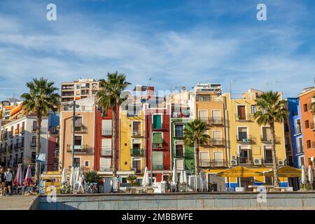 Maisons surpeuplées multicolores de Villajoyosa, ville côtière de la Costa Blanca. Alicante, Espagne Banque D'Images