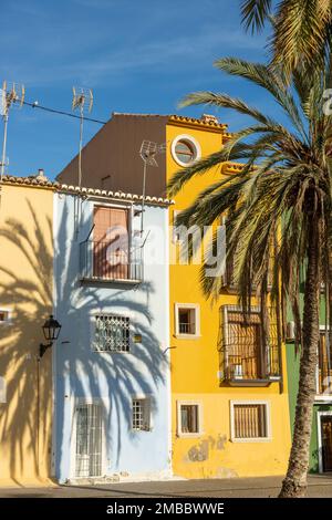 Maisons surpeuplées multicolores de Villajoyosa, ville côtière de la Costa Blanca. Alicante, Espagne Banque D'Images