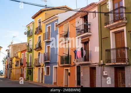 Maisons surpeuplées multicolores de Villajoyosa, ville côtière de la Costa Blanca. Alicante, Espagne Banque D'Images