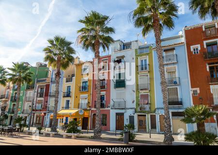 Maisons surpeuplées multicolores de Villajoyosa, ville côtière de la Costa Blanca. Alicante, Espagne Banque D'Images