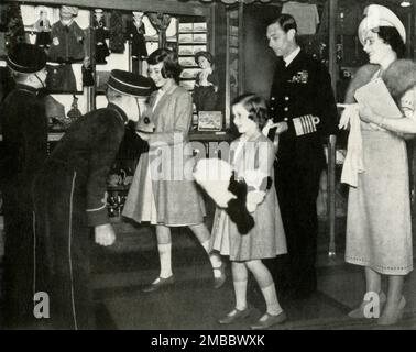 'Welcome Home', 22 juin 1939, (1947). Le roi George VI et la reine Elizabeth avec les filles la princesse Elizabeth (future reine Elizabeth II) et la princesse Margaret Rose. « Quand les princesses ont accueilli leurs parents à leur retour de leur tournée des États-Unis et du Canada... ils ont été présentés avec des pandas de jouets par des membres de l'équipage de l'« impératrice de Grande-Bretagne », le navire qui avait ramené le roi et la reine en Angleterre ». De "la princesse Elizabeth: L'histoire illustrée de vingt et un ans dans la vie de l'héritier présomptif", par Dermot Morrah. [Odhams Press Limited, Londres, 1 Banque D'Images