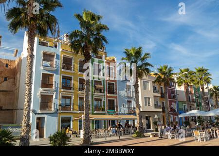 Maisons surpeuplées multicolores de Villajoyosa, ville côtière de la Costa Blanca. Alicante, Espagne Banque D'Images