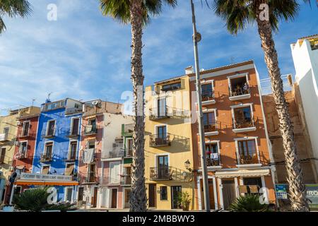 Maisons surpeuplées multicolores de Villajoyosa, ville côtière de la Costa Blanca. Alicante, Espagne Banque D'Images