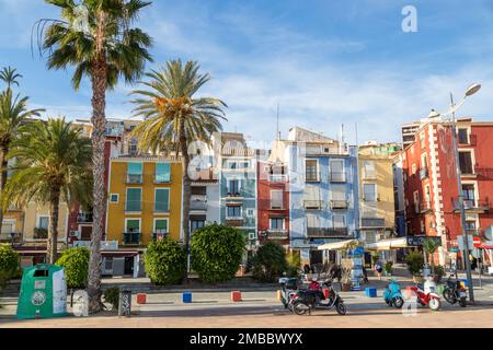 Maisons surpeuplées multicolores de Villajoyosa, ville côtière de la Costa Blanca. Alicante, Espagne Banque D'Images