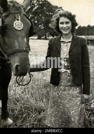 'Temps de récolte', 1943, (1947). La princesse Elizabeth (future reine Elizabeth II) avec un des chevaux de la ferme à Sandringham, à Norfolk. De "la princesse Elizabeth: L'histoire illustrée de vingt et un ans dans la vie de l'héritier présomptif", par Dermot Morrah. [Odhams Press Limited, Londres, 1947] Banque D'Images