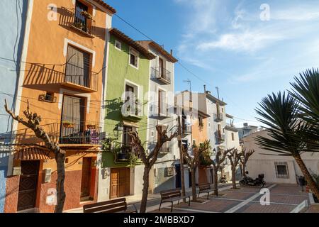 Maisons surpeuplées multicolores de Villajoyosa, ville côtière de la Costa Blanca. Alicante, Espagne Banque D'Images