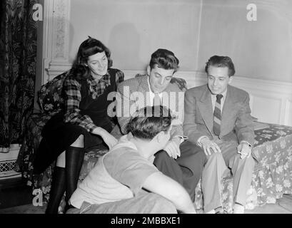 Portrait d'Adele Girard, Joe Marsala, Nesuhi Ertegun et William P. Gottlieb, ambassade de Turquie, Washington, D.C., ca. 1940. Banque D'Images