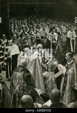 'Le couronnement de sa Majesté la reine Elizabeth II, 2nd juin 1953', 1962. La Reine, assise sous la présidence du roi Edward, est couronnée par Geoffrey Fisher, archevêque de Canterbury, à l'abbaye de Westminster. La couronne de Saint-Édouard, utilisée seulement pour le moment réel du couronnement, est placée sur sa tête. De "The Crown Jewels in the Tower of London", par Martin Holmes, F.S.A.. [Papeterie de sa Majesté, Londres, 1962] Banque D'Images