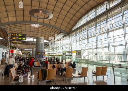 L'aéroport d'Alicante, également connu sous le nom d'aéroport d'Alicante-Elche, est actuellement le cinquième plus grand aéroport d'Espagne Banque D'Images