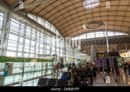 L'aéroport d'Alicante, également connu sous le nom d'aéroport d'Alicante-Elche, est actuellement le cinquième plus grand aéroport d'Espagne Banque D'Images