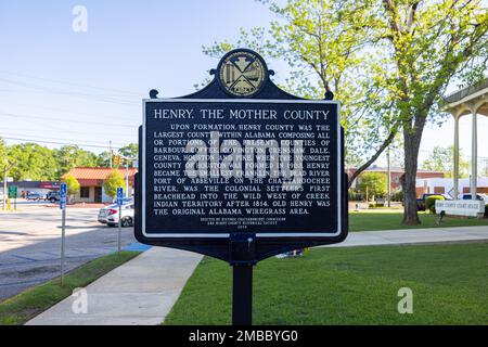 Abbeville, Alabama, États-Unis - 19 avril 2022 : plaque au palais de justice raconte l'histoire du comté de Henry Banque D'Images