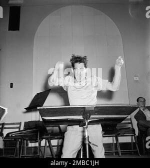 Portrait de Leonard Bernstein, Carnegie Hall, New York, N.Y., 1946. Banque D'Images
