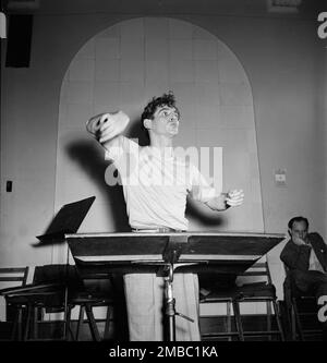 Portrait de Leonard Bernstein, Carnegie Hall, New York, N.Y., 1946. Banque D'Images