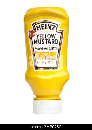 Mallorca, Espagne - 30 avril,2016: Moutarde jaune Heinz en bouteille plastique compressible isolée sur fond blanc Banque D'Images
