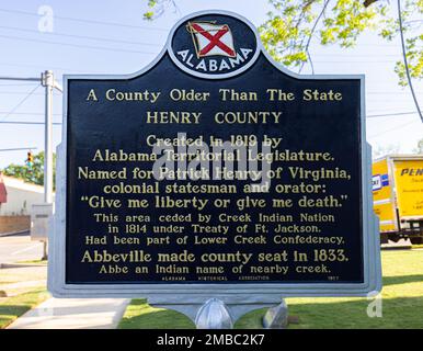 Abbeville, Alabama, États-Unis - 19 avril 2022 : plaque au palais de justice raconte l'histoire du comté de Henry Banque D'Images