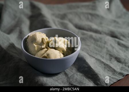 Crème glacée à la pistache avec des graines de citrouille dans un bol sur la table, ofcus peu profond Banque D'Images