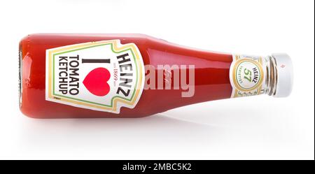 Chisinau, Moldova 22 mai 2017 : une bouteille de ketchup Heinz isolée sur fond blanc. Banque D'Images