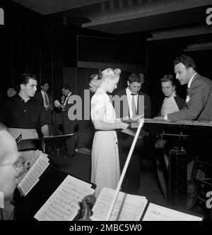 Portrait de Gordon MacRae, Jerry Wald, Mel torm&#xda; Jerry Jerome et Marion Hutton, Samedi Teentimers Show, New York, New York, New York, CA. Août 1947. Banque D'Images