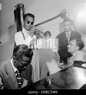 Portrait de Howard McGhee, Brick Fleagle et Miles Davis, New York, New York, New York, env. 1947 septembre. Banque D'Images