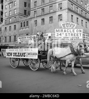 Portrait de Kaiser Marshall, Art Hodes, Sandy Williams, Cecil (Xavier) Scott, et Henry (Clay) Goodwin, Times Square, New York, N.Y., ca. Juillet 1947. Banque D'Images