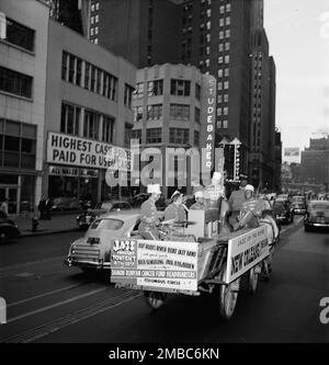 Portrait de Kaiser Marshall, Art Hodes, Sandy Williams, Cecil (Xavier) Scott, et Henry (Clay) Goodwin, Times Square, New York, N.Y., ca. Juillet 1947. Banque D'Images