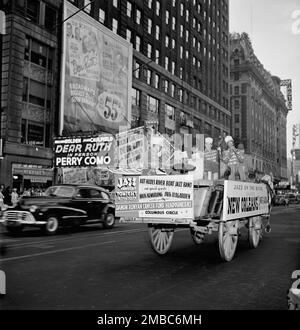 Portrait de Kaiser Marshall, Art Hodes, Sandy Williams, Cecil (Xavier) Scott, et Henry (Clay) Goodwin, Times Square, New York, N.Y., ca. Juillet 1947. Banque D'Images