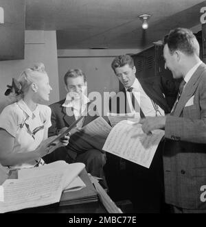 Portrait de Jerry Wald, Gordon MacRae, Mel torm&#xda; Marion Hutton et Jerry Jerome, Samedi Teentimers Show, New York, New York, New York, CA. Août 1947. Banque D'Images