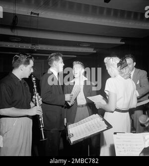 Portrait de Jerry Wald, Gordon MacRae, Mel torm&#xda; Marion Hutton et Jerry Jerome, Samedi Teentimers Show, New York, New York, New York, CA. Août 1947. Banque D'Images