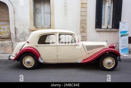 PUGLIA, ITALIE - MAI 02,2015. Exposition de vieilles voitures. Voiture d'époque Citroën traction avant 11BL (1939) Banque D'Images