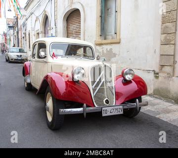 PUGLIA, ITALIE - MAI 02,2015. Exposition de vieilles voitures. Voiture d'époque Citroën traction avant 11BL (1939) Banque D'Images