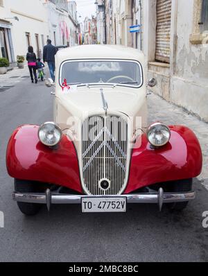 PUGLIA, ITALIE - MAI 02,2015. Exposition de vieilles voitures. Voiture d'époque Citroën traction avant 11BL (1939) Banque D'Images