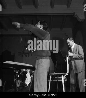 Portrait de Benny Goodman, Leonard Bernstein et Max Hollander, Carnegie Hall, New York, N.Y., 1946. Banque D'Images