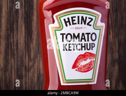 Chisinau, Moldova - 08 août,2016: Gros plan sur une bouteille de ketchup Heinz Tomato devant un fond sombre en bois. Heinz a commencé la fabrication Banque D'Images