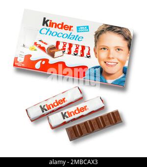 CHISINAU, MOLDOVA, NOVEMBRE-14 , 2015:barres de chocolat Kinder sur fond de bois blanc.les barres Kinder sont produites par Ferrero qui a été fondée en 1946. Banque D'Images