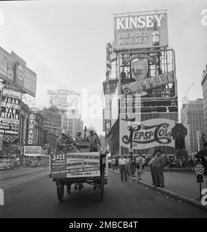 Portrait of Art Hodes, Kaiser Marshall, Henry (Clay) Goodwin, Sandy Williams et Cecil (Xavier) Scott, Times Square, New York, N.Y., env. Juillet 1947. Banque D'Images