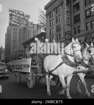 Portrait of Art Hodes and Henry (Clay) Goodwin, Times Square, New York, N.Y., ca. Juillet 1947. Banque D'Images