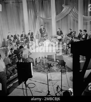 Portrait de Claude Thornhill, Sandy Siegelstien, Willie Wechsler, Micky Folus, Joe Shulman, Billy Exiner, Mario Rullo, Danny Polo, Lee Konitz, Bill Bushing, Emil Terry, Lou Mucci, Eddie Zandy, Barry Galbraith, Bill Barber, Al Langstaff et Vahe (Tak) Tak. Banque D'Images