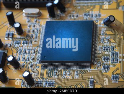 Carte électronique gros plan. Puce sur carte de circuit imprimé (PCB) Banque D'Images